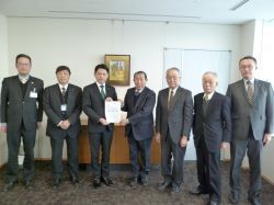日野岩地大野線他2路線整備促進協議会会長 赤地鉃治氏ほかから要望書を受領の様子