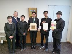 岐阜県立岐南工業高等学校吹奏楽部が能登半島地震復興支援のための奉仕活動について報告の様子