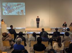 岐阜市及び公益財団法人国際人材交流支援機構共催「ネパール人留学生による日本語スピーチコンテスト」に出席し、あいさつ及び表彰状授与（みんなの森 ぎふメディアコスモス）の様子
