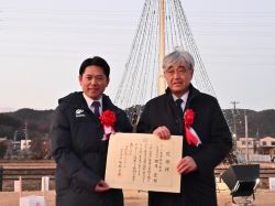 長森地区自治会連合会長会主催 時計塔お披露目式及びイルミネーション点灯式「輝く長森 みんなのつどい」に出席し、あいさつ及び感謝状贈呈（JR長森駅北口交通広場）の様子