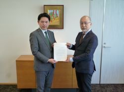 岐阜市営墓地の在り方検討委員会委員長 加藤義人氏が岐阜市営墓地の在り方について答申の様子