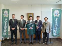 株式会社岐阜フットボールクラブ取締役会長 宮田博之氏、同代表取締役社長 小松裕志氏ほかと面談の様子
