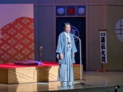第22回全日本学生落語選手権「策伝大賞」決勝大会にて、あいさつ及び岐阜市長賞贈呈（岐阜市民会館）の様子