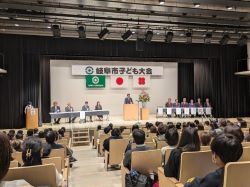 第66回岐阜市子ども大会に出席し、あいさつ（みんなの森 ぎふメディアコスモス）の様子