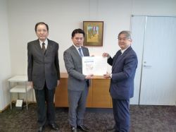 岐阜市地域福祉推進委員会委員長 佐甲学氏ほかが、第3期岐阜市地域福祉推進計画について答申の様子