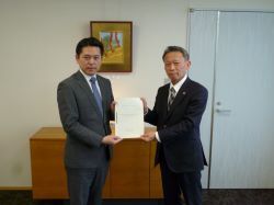 岐阜市包括外部監査人 山田直孝氏より令和6年度岐阜市包括外部監査結果報告書を受領の様子