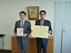 株式会社T-style代表取締役社長 竹中俊介氏からの移住・定住情報発信事業への寄附に対して感謝状を贈呈の様子
