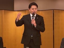 岐阜市電友会との懇談会に出席し、あいさつ（グランヴェール岐山）の様子