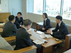エヌ・ティ・ティ・コミュニケーションズ株式会社代表取締役副社長 工藤晶子氏ほかと面談の様子