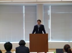 若手職員を対象とした令和6年度岐阜市の未来を共に考えるワーキンググループ活動報告会にて、講評の様子