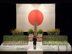 令和6年度岐阜市戦没者追悼式にて、式辞及び献花（岐阜市民会館）の様子