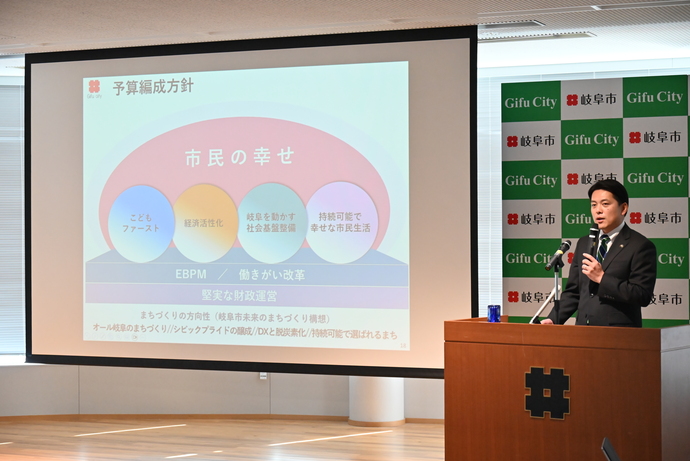 写真：市長記者会見の様子
