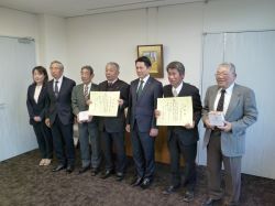 令和6年度岐阜市優良農林水産事業者表彰状授与式にて、あいさつ及び表彰状授与の様子