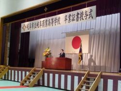 岐阜市立岐阜商業高等学校第54回卒業証書授与式に出席し、あいさつ（同所）の様子