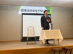 信長公のおもてなし茶会に出席し、あいさつ（伊奈波神社参集殿）の様子