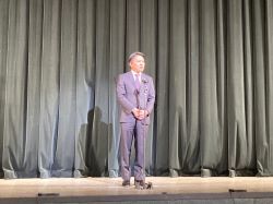 社会福祉法人英集会設立15周年記念 能登復興支援チャリティコンサートに出席し、あいさつ。その後、鑑賞（岐阜市民会館）の様子
