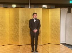 岐阜市自治会連絡協議会年度末懇談会に出席し、あいさつ（都ホテル岐阜長良川）の様子