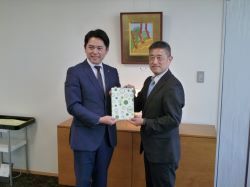 シーシーエヌ株式会社代表取締役 伊藤英明氏から市内小学校に入学する新1年生へのタブレット端末用ケースの寄附に対して感謝状を贈呈の様子