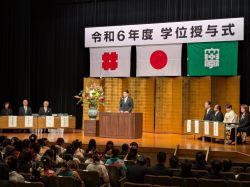 令和6年度岐阜市立女子短期大学学位授与式にて、告辞（岐阜市文化センター）の様子