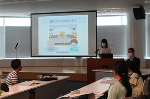 画像:市議会について学んでいる様子