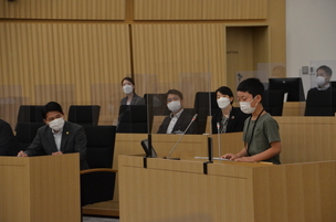 画像:議員提出議案の様子