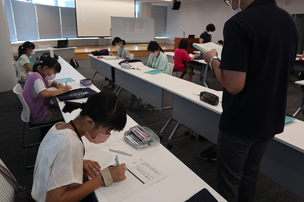画像:質問や答弁の内容について学んでいる様子