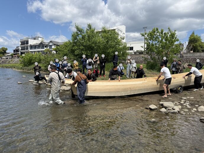昨年の進水式（川へ舟を運ぶ）