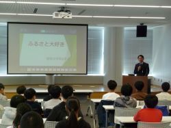 岐阜小学校6年生が岐阜市をもっと盛り上げるにはどうすればよいかについての提案の様子