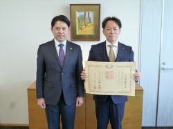 岐阜城資料館の改修事業への寄附により紺綬褒章を受章したカワボウ株式会社に対する褒章伝達式の様子