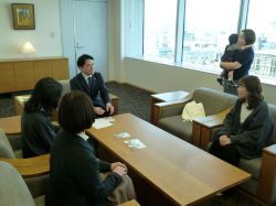 NPO法人グッドライフ・サポートセンター理事長 中島由紀子氏ほかが、岐阜市オリジナル木製マタニティバックチャーム作成を報告の様子