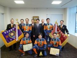 岐阜市北消防団岩野田分団が、第73回岐阜県消防操法大会優勝を報告の様子