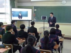 岐阜市立岩野田中学校を視察（同所）の様子