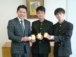 岐阜県立岐南工業高等学校を卒業した3年生 永田光希氏及び豊田倫久氏がゆで卵の殻割り器「つるっとたまご」の完成及び今後の販売スケジュールを報告の様子