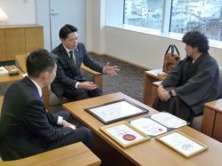主穂営農代表者 奥村知己氏ほかが、令和6年産米JAぎふハツシモ食味コンテスト優秀賞等の受賞を報告の様子