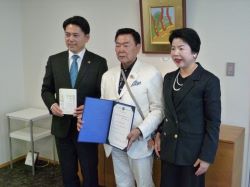 株式会社三光堂代表取締役会長CEO 大野正和氏からの本の寄附に対してお礼状を贈呈の様子