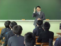 岐阜市立加納中学校を視察（同所）の様子