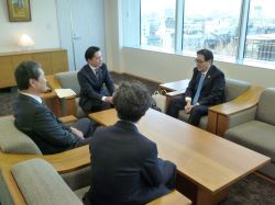 駐スロバキア日本国特命全権大使 川上泰弘氏と面談の様子