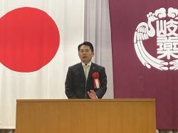 令和6年度岐阜薬科大学学位授与式に出席し、告辞（同大学三田洞キャンパス）の様子
