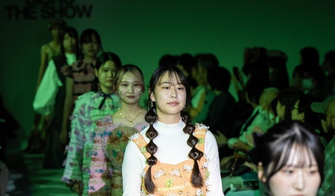 ランウェイを歩く岐阜市立女子短期大学の学生2