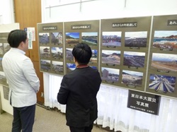 写真家 三浦寛行氏による能登半島地震と東日本大震災の写真展を鑑賞の様子