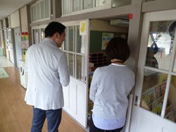 岐阜市立あいかわ保育所を視察の様子