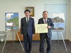 公益財団法人ぎふしん記念財団理事長 住田裕綱氏から岐阜公園への榎の寄附に対して感謝状を贈呈する様子