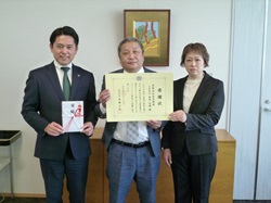 有限会社髙井環境代表取締役社長 髙井信博氏からの岐阜薬科大学キャンパス整備事業への寄附に対して感謝状を贈呈する様子