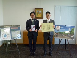 株式会社足立シート代表取締役 神原健一氏からの岐阜公園再整備事業及び通学路安全対策事業への寄附に対して感謝状を贈呈する様子