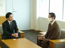 岐阜県警察本部刑事部長 立石薫氏が退任のあいさつをする様子