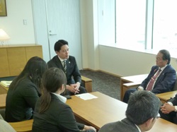社会福祉法人日本児童育成園統轄施設長 長縄良樹氏ほかと面談する様子