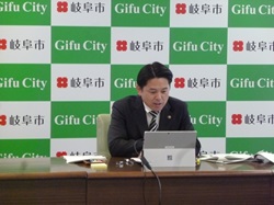 第3回岐阜県新型インフルエンザ等対策推進協議会に出席し、発言する様子