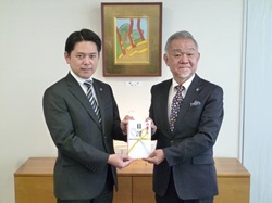 中日ドラゴンズ公式岐阜後援会副会長　松原英人氏から岐阜市スポーツ少年団への観戦チケットを受寄する様子