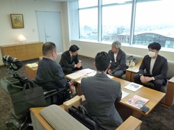 NPO法人らいふくらうどが、「いんくるぎふ～就学応援ブック～」完成を報告する様子