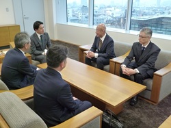 岐阜中警察署長 横林公弘氏、岐阜南警察署長 實城晋吾氏、岐阜北警察署長 山内茂義氏及び岐阜羽島警察署長 二村智氏が転任のあいさつをする様子